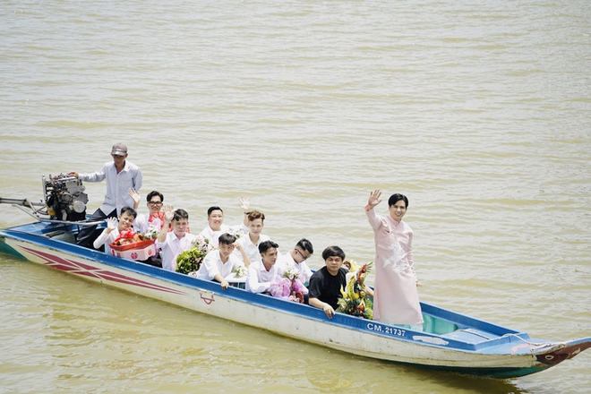 Hồ Quang Hiếu đi xuồng trong lễ ăn hỏi tại Cà Mau, cô dâu gây chú ý với chiều cao 1,8m-6