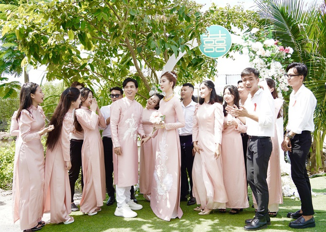 Hồ Quang Hiếu đi xuồng trong lễ ăn hỏi tại Cà Mau, cô dâu gây chú ý với chiều cao 1,8m-5