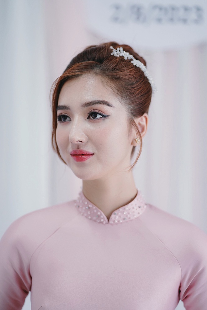 Hồ Quang Hiếu đi xuồng trong lễ ăn hỏi tại Cà Mau, cô dâu gây chú ý với chiều cao 1,8m-4