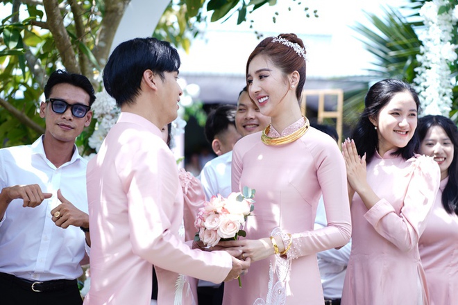 Hồ Quang Hiếu đi xuồng trong lễ ăn hỏi tại Cà Mau, cô dâu gây chú ý với chiều cao 1,8m-3