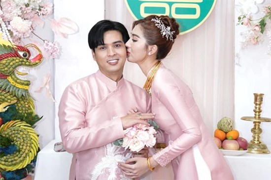 Hồ Quang Hiếu đi xuồng trong lễ ăn hỏi tại Cà Mau, cô dâu gây chú ý với chiều cao 1,8m