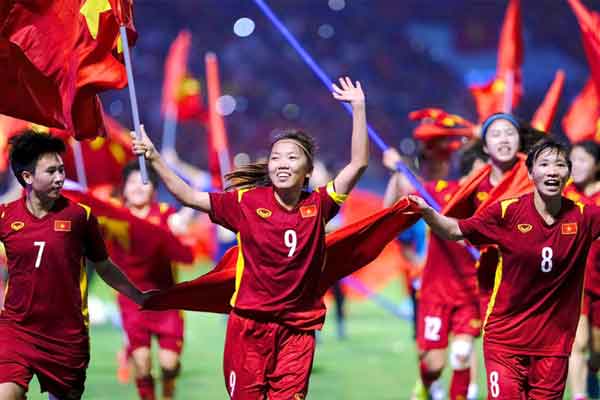 CĐV hô vang hai chữ Việt Nam khi đón tuyển nữ trở về sau hành trình World Cup 2023-14