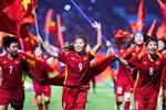 CĐV hô vang hai chữ Việt Nam khi đón tuyển nữ trở về sau hành trình World Cup 2023-14