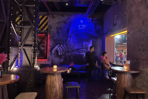 Hành khách vô tư dùng dao gọt trái cây trên máy bay-2