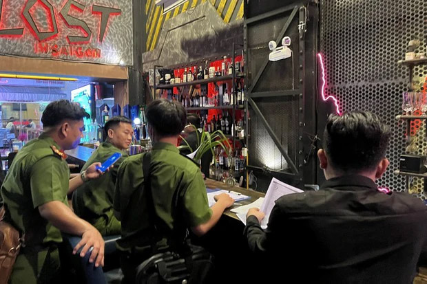 TP HCM: Công an đưa 3 nữ vũ công ở phố Bùi Viện về làm việc-1