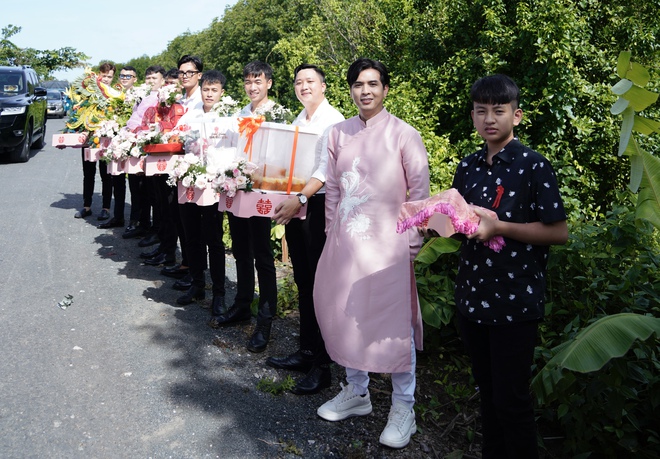 Vợ kém 17 tuổi của Hồ Quang Hiếu đeo vàng trĩu cổ, được chồng hứa 6 điều đặc biệt trong đám hỏi ở Cà Mau-1