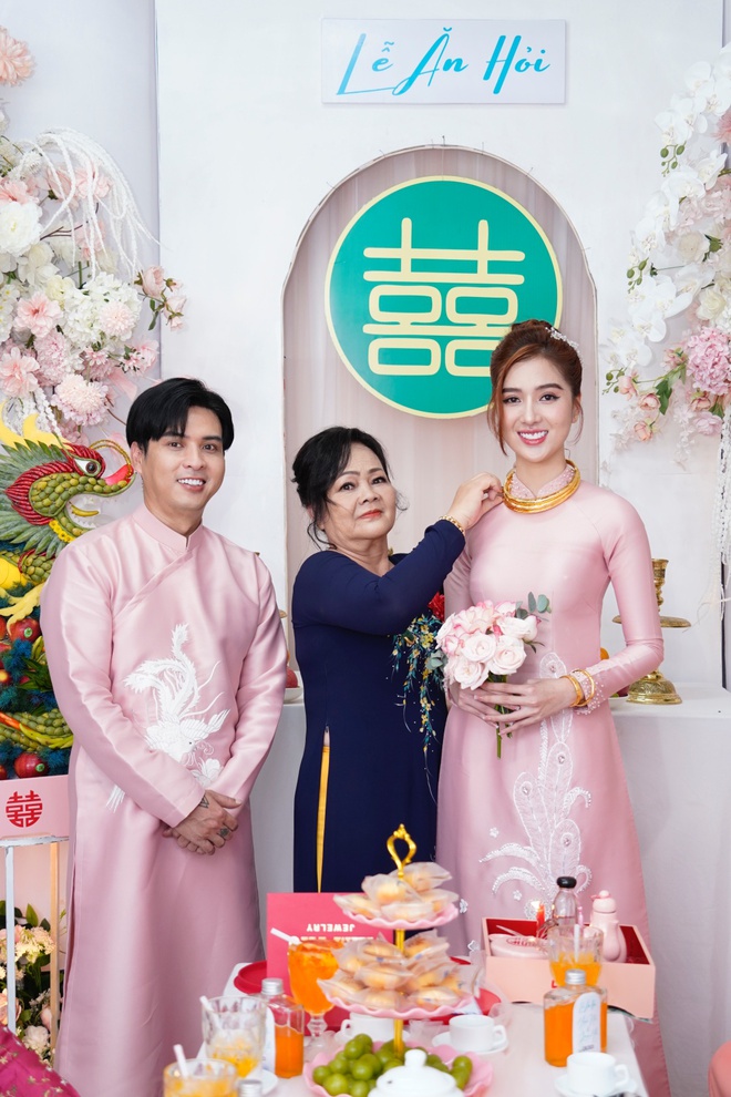 Vợ kém 17 tuổi của Hồ Quang Hiếu đeo vàng trĩu cổ, được chồng hứa 6 điều đặc biệt trong đám hỏi ở Cà Mau-3