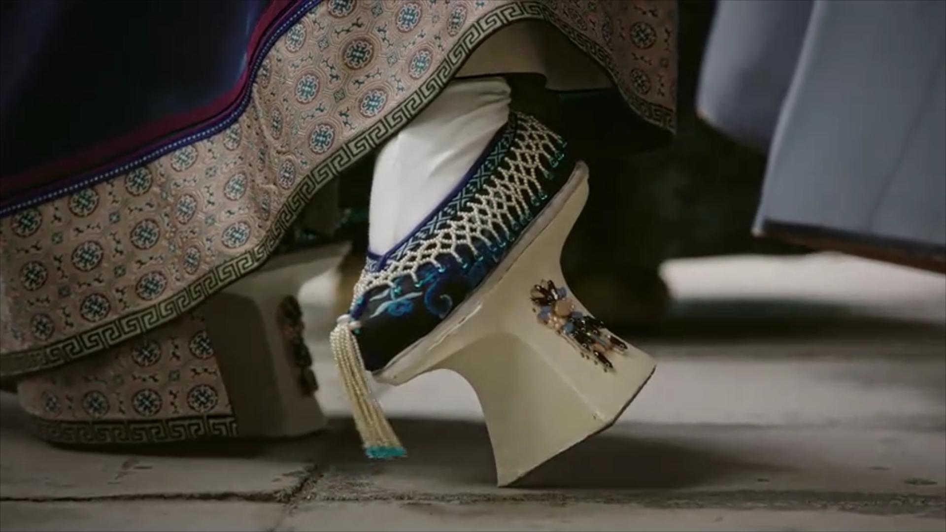 Vì sao sau khi nhận được ân sủng của Hoàng đế, phi tần đi đứng đều cần cung nữ dìu tay?-5