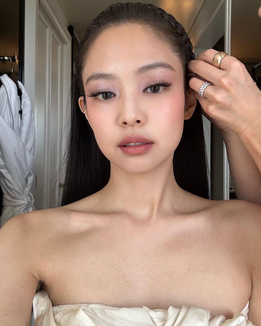 Jennie (BLACKPINK) giữ da săn chắc, giảm phù nề nhờ một chậu nước đá lạnh-4