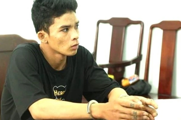 Làm tiếp viên karaoke để... trốn truy nã-2