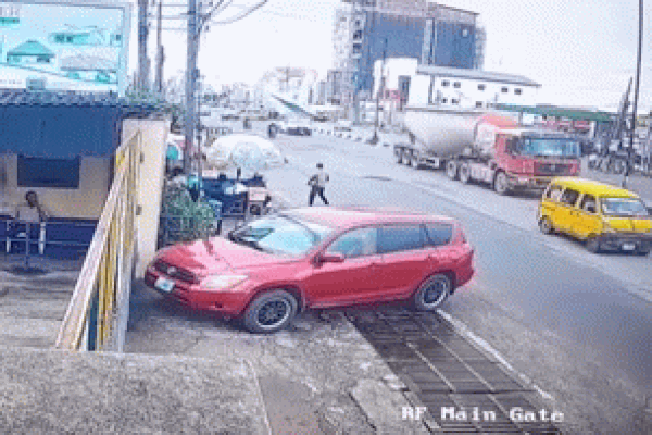 Clip: Máy bay lao xuống và phát nổ kinh hoàng trên đường phố