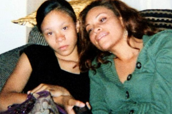 Cặp nữ song sinh dùng dao sát hại mẹ vì bị gọi dậy sớm-1