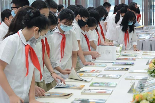 Sách giáo khoa tăng giá cực mạnh, chiết khấu tới 30%, tiền vào túi ai?-2