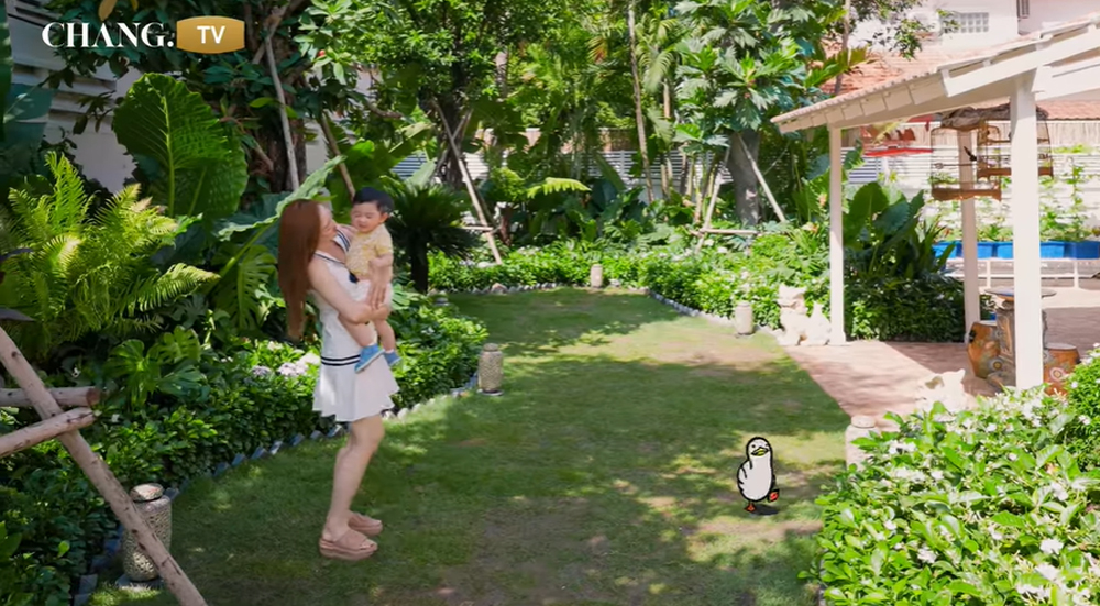 Chi Bảo – Lý Thùy Chang chiều con nhất nhì Showbiz Việt, đầu tư sân vườn trong không gian triệu đô chỉ để con vui chơi-6