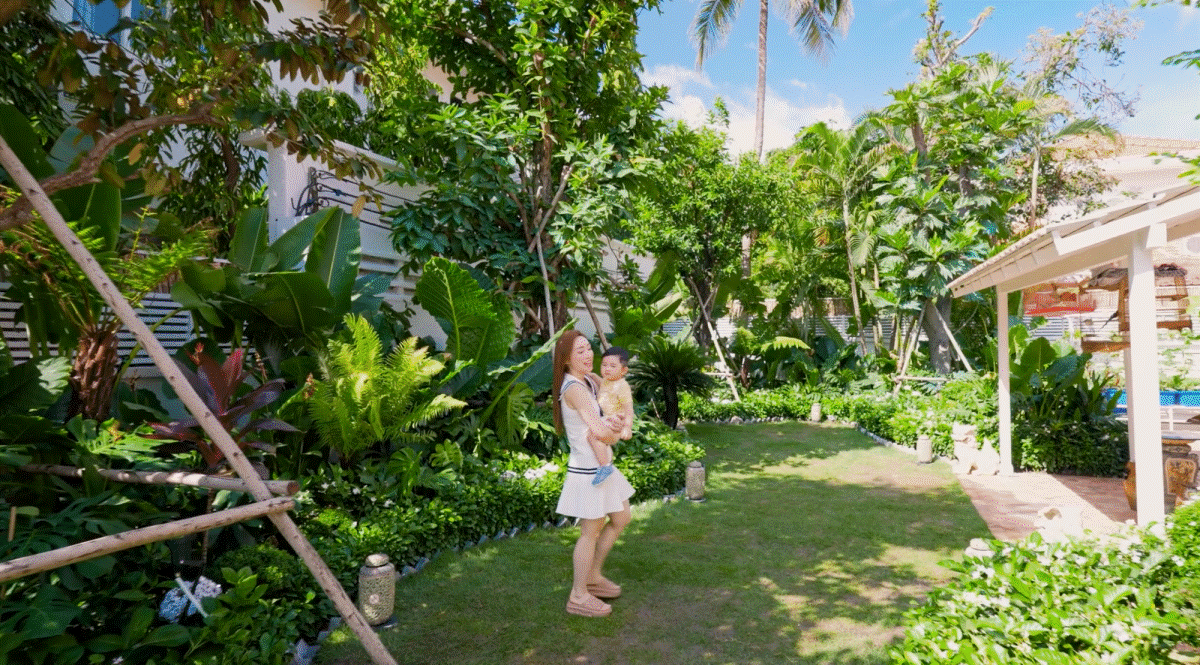 Chi Bảo – Lý Thùy Chang chiều con nhất nhì Showbiz Việt, đầu tư sân vườn trong không gian triệu đô chỉ để con vui chơi-12
