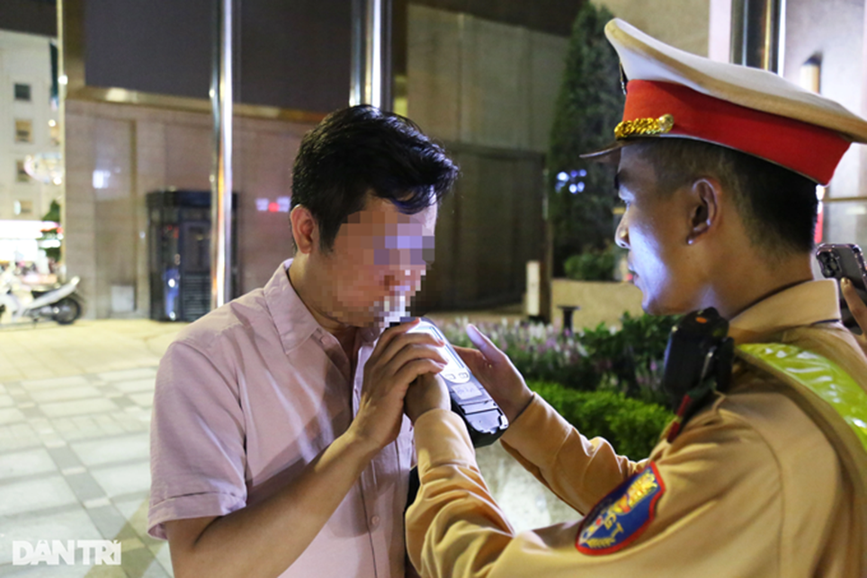 Vui liên hoan, nam bác sĩ ở Hà Nội dính độ cồn gấp đôi mức kịch khung-2