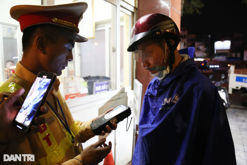 Vui liên hoan, nam bác sĩ ở Hà Nội dính độ cồn gấp đôi mức kịch khung-7