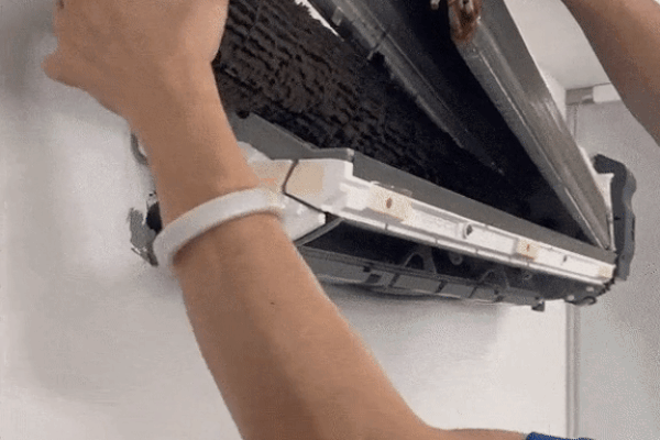 Mở điều hòa kiểm tra sau 3 tháng, gia chủ bất ngờ bởi cảnh tượng ở một bộ phận