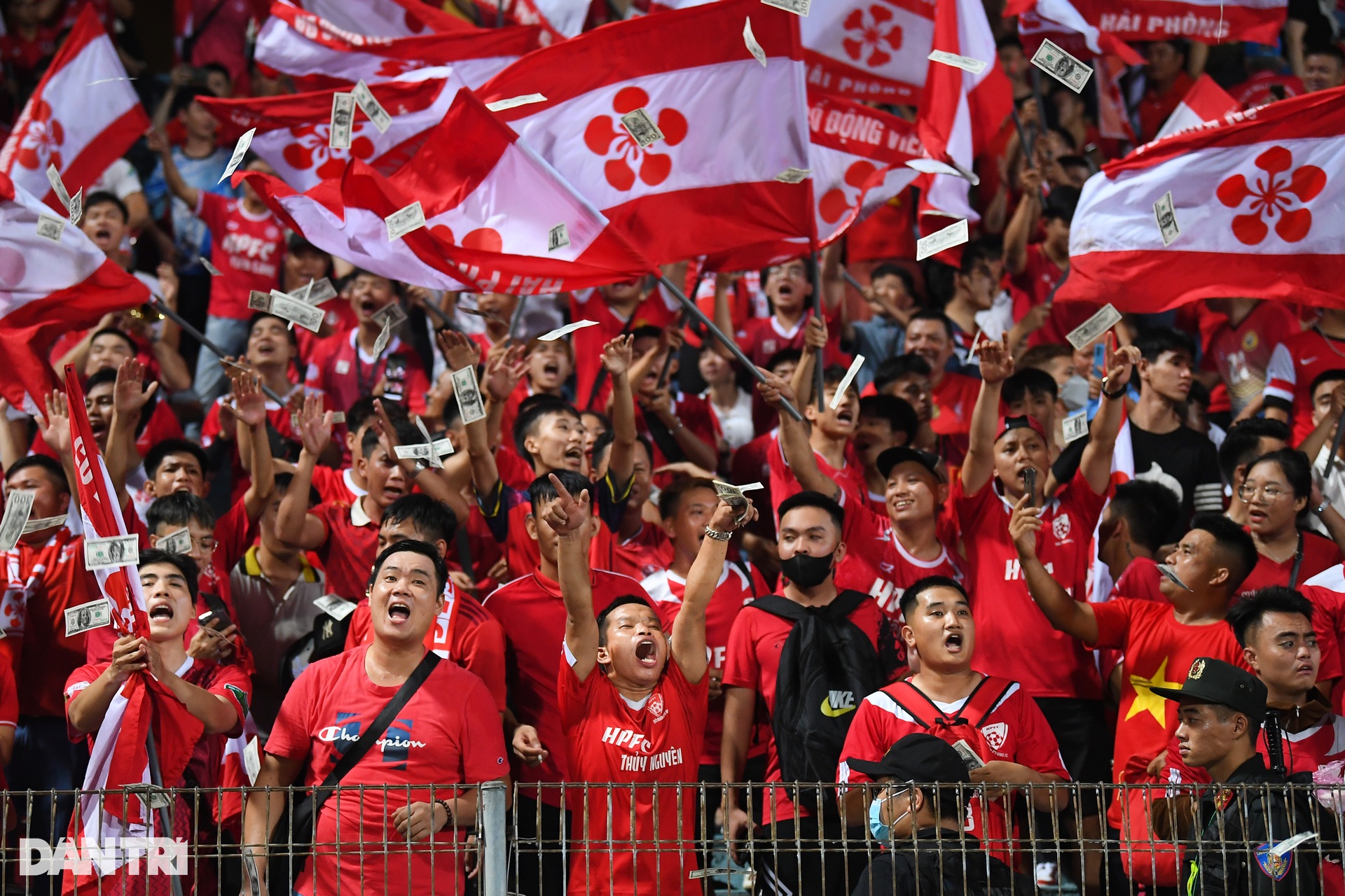 Pháo sáng liên tục đốt trên khán đài sân Hàng Đẫy, một CĐV nhí bị bỏng-1