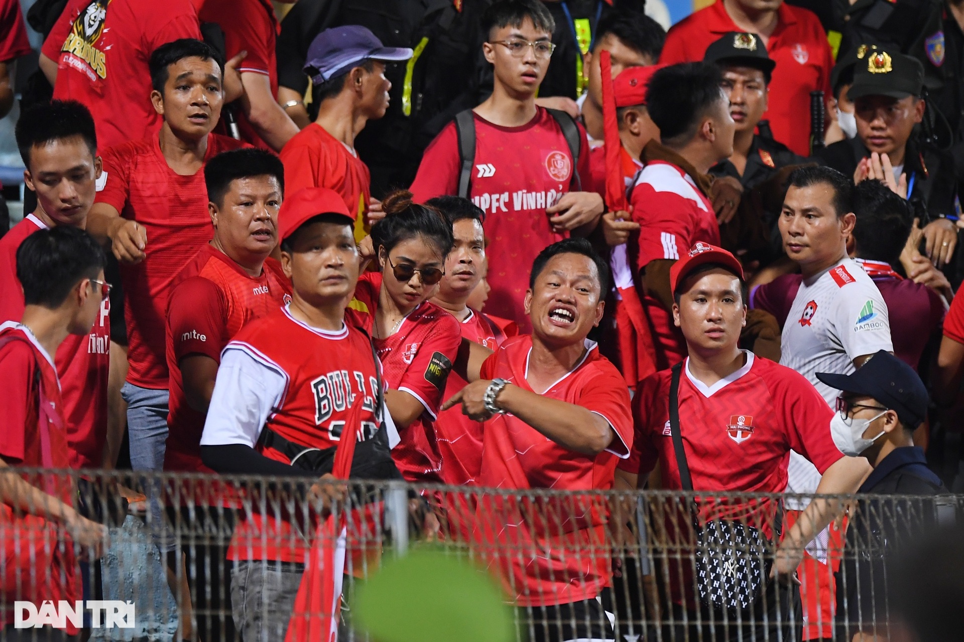 Pháo sáng liên tục đốt trên khán đài sân Hàng Đẫy, một CĐV nhí bị bỏng-5