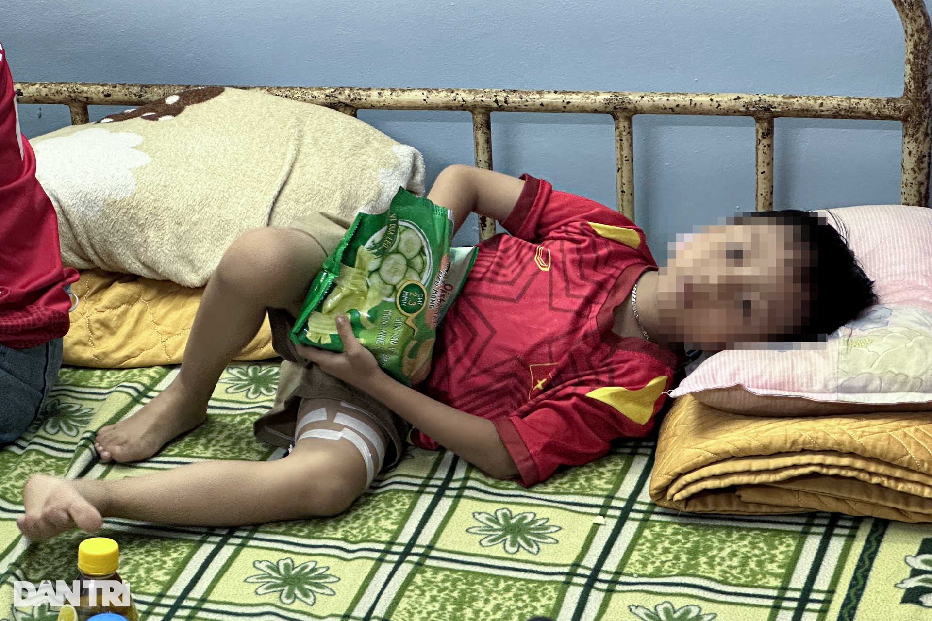 Pháo sáng liên tục đốt trên khán đài sân Hàng Đẫy, một CĐV nhí bị bỏng-7