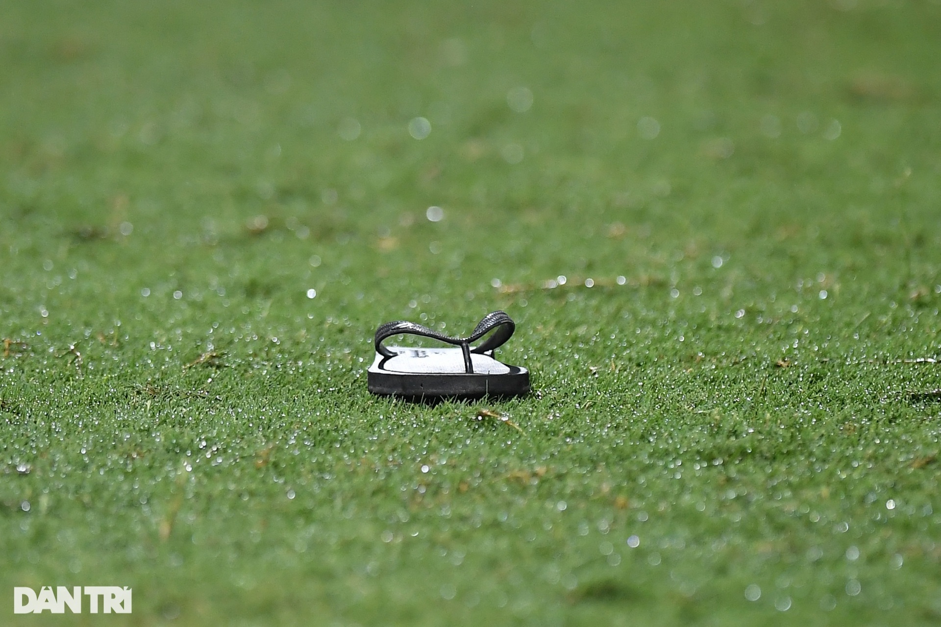 Pháo sáng liên tục đốt trên khán đài sân Hàng Đẫy, một CĐV nhí bị bỏng-8