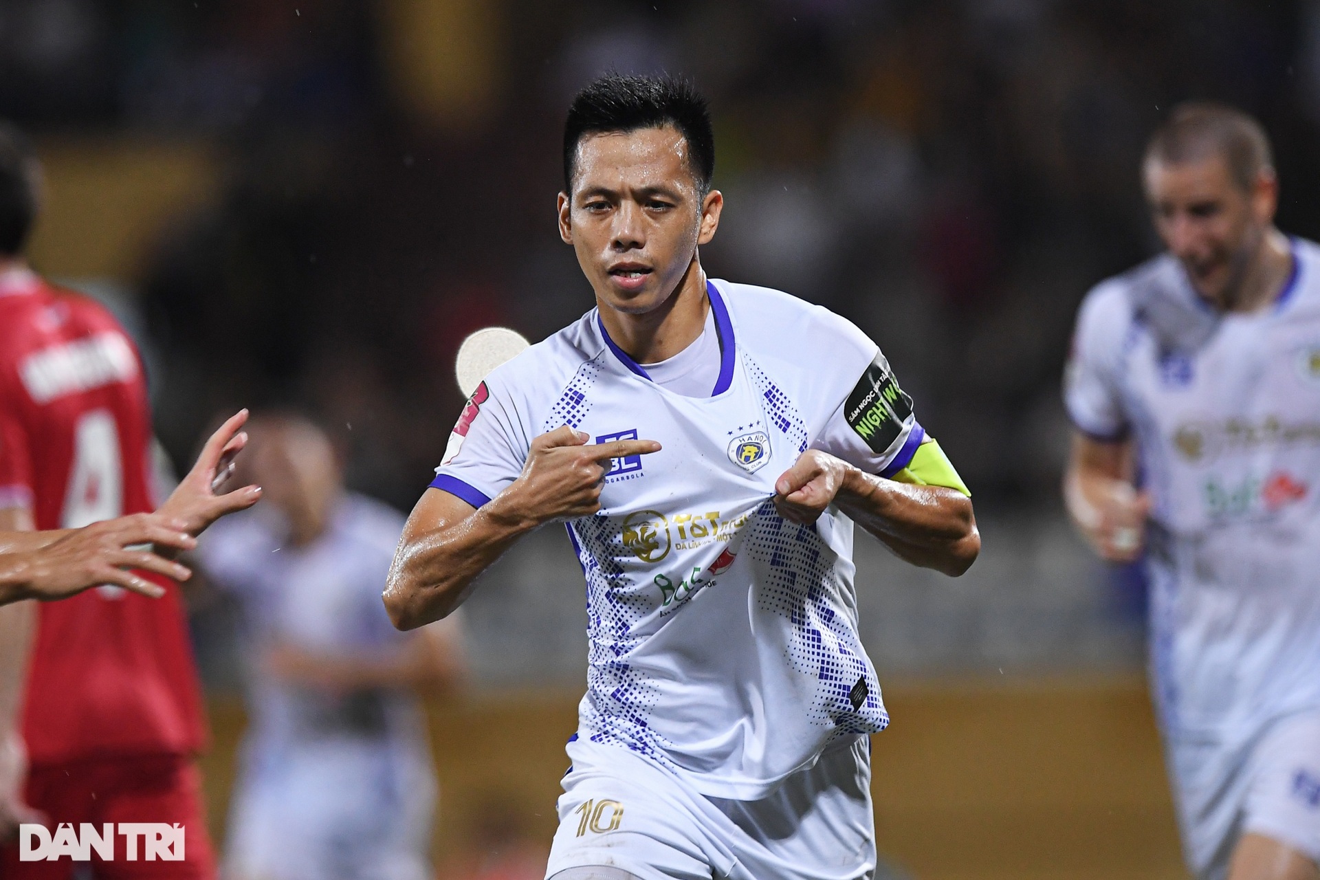 Pháo sáng liên tục đốt trên khán đài sân Hàng Đẫy, một CĐV nhí bị bỏng-13