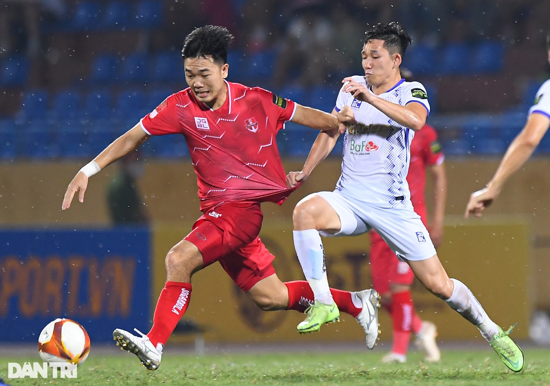 Pháo sáng liên tục đốt trên khán đài sân Hàng Đẫy, một CĐV nhí bị bỏng-14