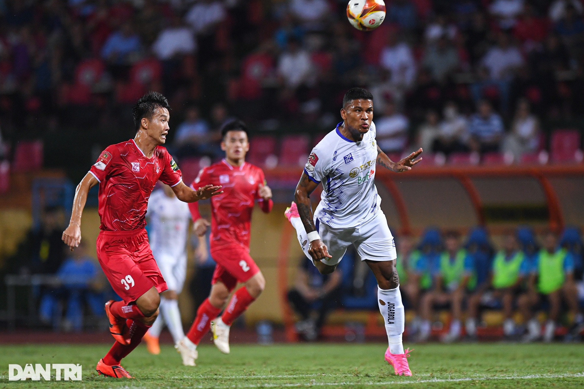 Pháo sáng liên tục đốt trên khán đài sân Hàng Đẫy, một CĐV nhí bị bỏng-10