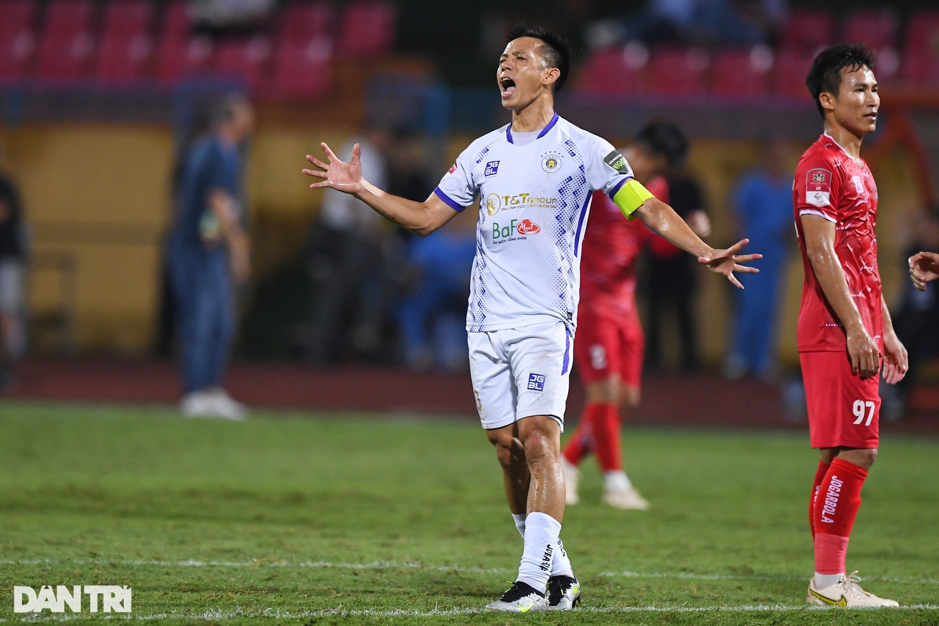 Pháo sáng liên tục đốt trên khán đài sân Hàng Đẫy, một CĐV nhí bị bỏng-12