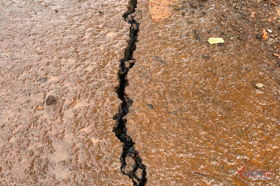 Đắk Nông: Xuất hiện vết nứt lạ dài 1,5km sau tiếng nổ lớn từ lòng đất-3