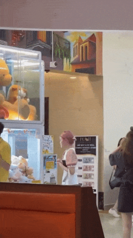 Bắt gặp Chao ở trung tâm thương mại, điều gì khiến dân mạng thốt lên cô đơn quá”?-2