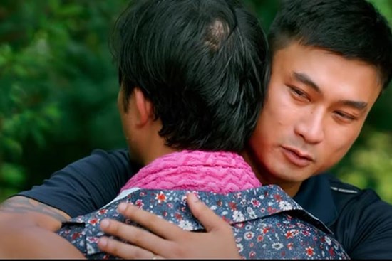 'Làng trong phố' tập 4: Hoài (Trần Vân) dặn Hiếu (Duy Hưng) phải giữ mình