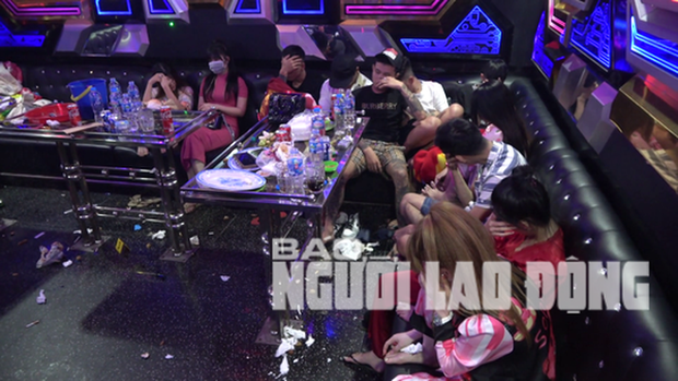 CLIP: Nhiều cô gái trẻ vội che mặt trong phòng karaoke ở Tiền Giang-4