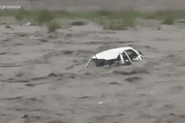 Hàng loạt ô tô chìm trong biển nước, đường biến thành sông, cầu gãy làm đôi... sau trận mưa lũ ở Trung Quốc-1