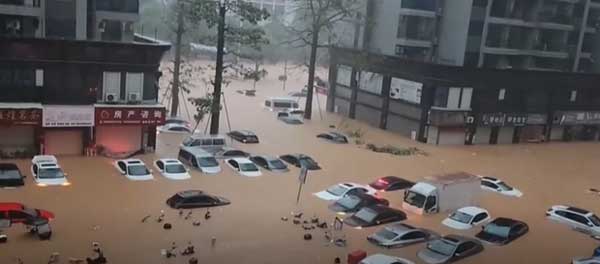 Hàng loạt ô tô chìm trong biển nước, đường biến thành sông, cầu gãy làm đôi... sau trận mưa lũ ở Trung Quốc-2
