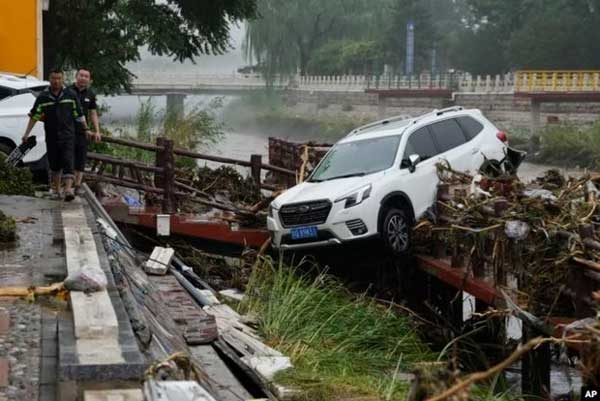 Hàng loạt ô tô chìm trong biển nước, đường biến thành sông, cầu gãy làm đôi... sau trận mưa lũ ở Trung Quốc-3