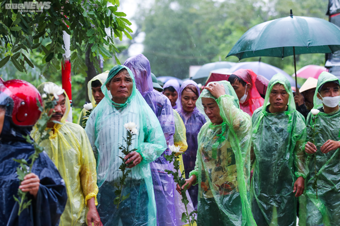 Dòng người khóc nấc dưới mưa đón linh cữu liệt sĩ Lê Ánh Sáng về quê mẹ-2