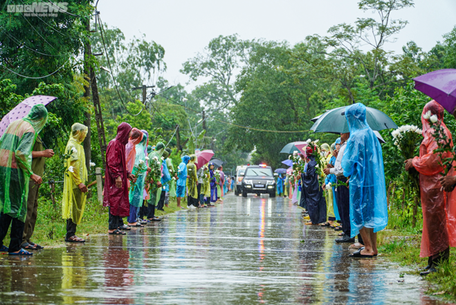 Dòng người khóc nấc dưới mưa đón linh cữu liệt sĩ Lê Ánh Sáng về quê mẹ-1