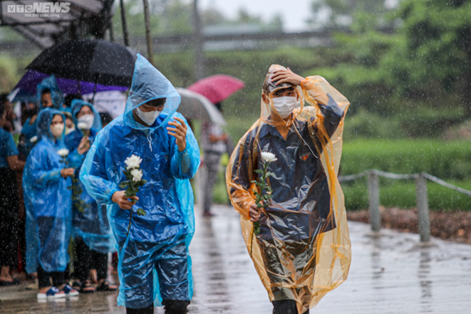 Dòng người khóc nấc dưới mưa đón linh cữu liệt sĩ Lê Ánh Sáng về quê mẹ-3