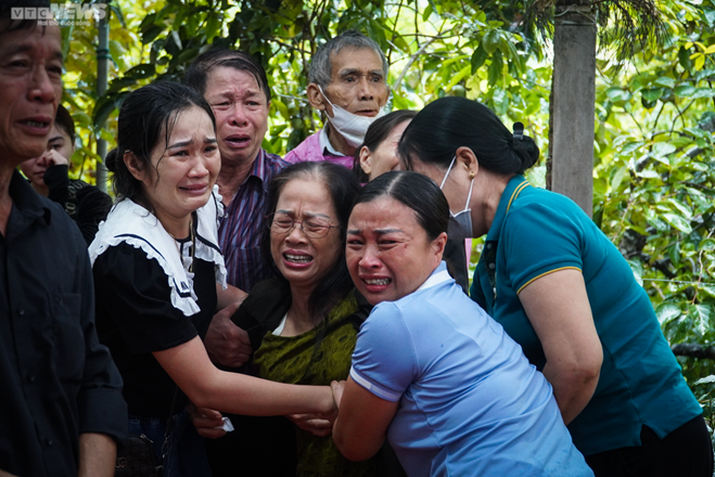 Dòng người khóc nấc dưới mưa đón linh cữu liệt sĩ Lê Ánh Sáng về quê mẹ-4