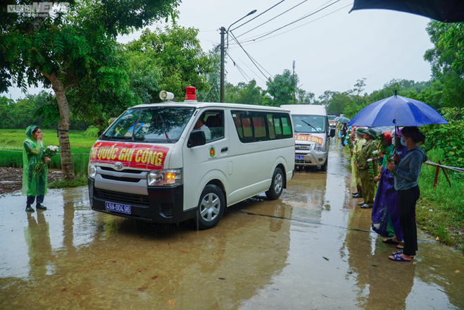 Dòng người khóc nấc dưới mưa đón linh cữu liệt sĩ Lê Ánh Sáng về quê mẹ-7