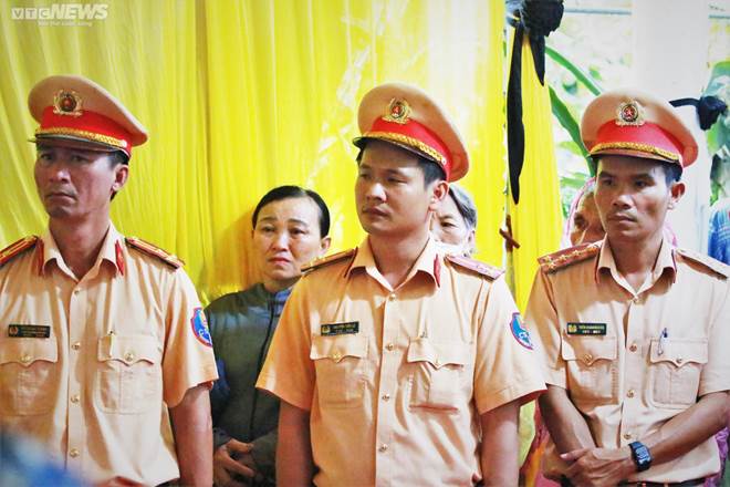 Dòng người khóc nấc dưới mưa đón linh cữu liệt sĩ Lê Ánh Sáng về quê mẹ-13