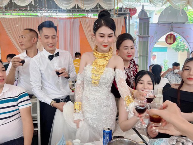 Cô dâu Quảng Ninh nhận hồi môn vàng cả ký, tiền bó từng cọc xếp cạnh sổ đỏ-1
