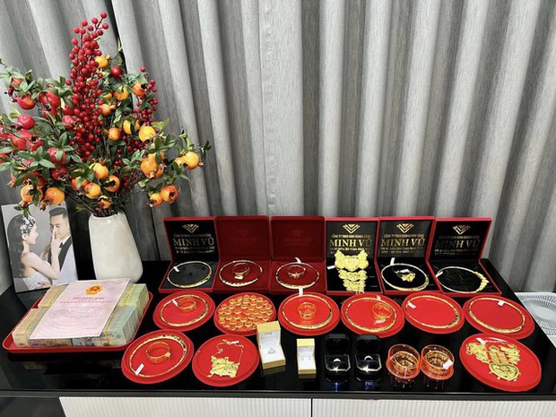 Cô dâu Quảng Ninh nhận hồi môn vàng cả ký, tiền bó từng cọc xếp cạnh sổ đỏ-2