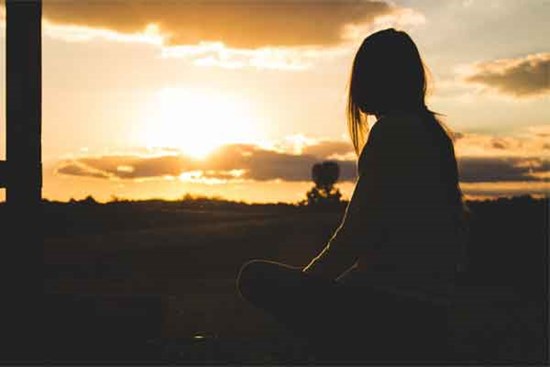 Tôi đau đớn và bất lực khi thấy cách mẹ chồng đối xử với con gái tôi