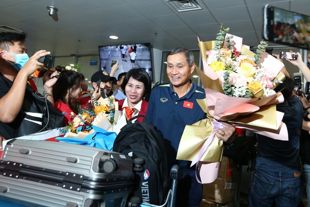 CĐV hô vang hai chữ Việt Nam khi đón tuyển nữ trở về sau hành trình World Cup 2023-2