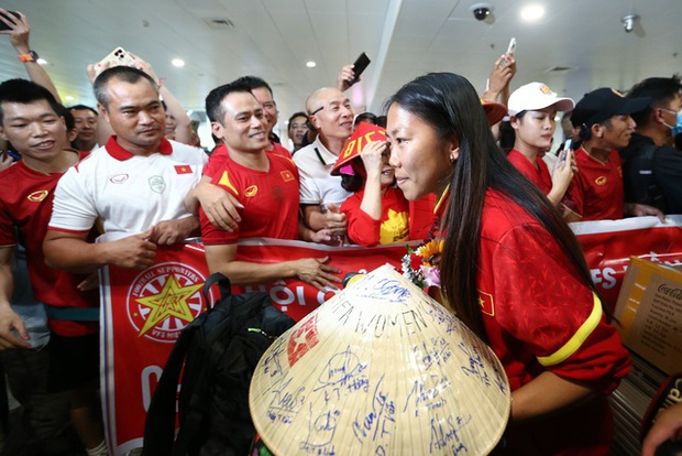 CĐV hô vang hai chữ Việt Nam khi đón tuyển nữ trở về sau hành trình World Cup 2023-3