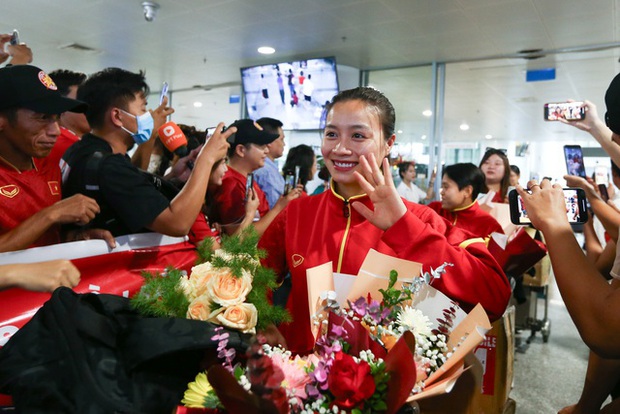 CĐV hô vang hai chữ Việt Nam khi đón tuyển nữ trở về sau hành trình World Cup 2023-4