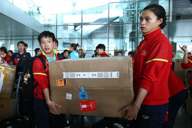 CĐV hô vang hai chữ Việt Nam khi đón tuyển nữ trở về sau hành trình World Cup 2023-10